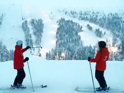 Skifahrer im Skigebiet Saariselkä © Ski Saariselkä