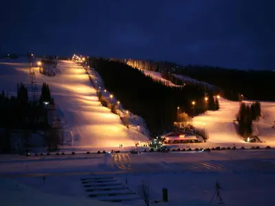 Das Skigebiet Tahko bei Nacht © TAHKOcom