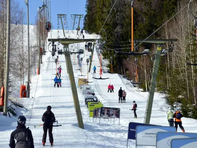 Skifahrer am Schlepplift im Skigebiet Tahko © TAHKOcom