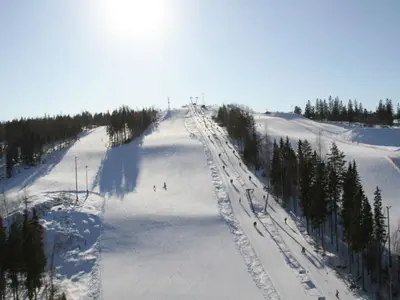 Breite Abfahrten im Skigebiet Sappee © Sappeen Matkailukeskus