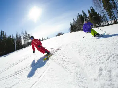 Skifahrer im Skigebiet Sappee © Sappeen Matkailukeskus