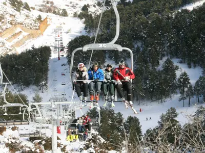 Skifahrer auf einem Sessellift im Skigebiet Valdelinares © Aramón Valdelinares