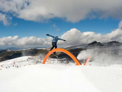 Snowboarder in Sierra Nevada © Sierra Nevada