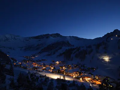 Blick auf das weihnachtlich erleuchtete Malbun © Liechtenstein Marketing