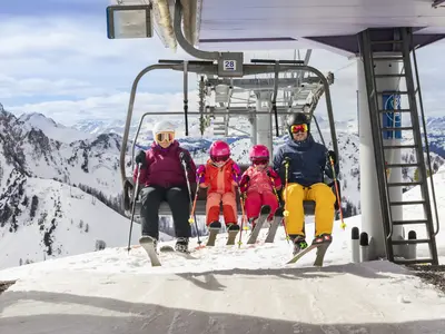 Familie am Sessellift-Ausstieg © Liechtenstein Marketing