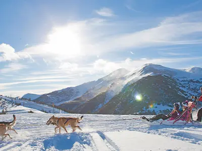 Hundeschlittenfahrt im Schnee © Valls del Nord S.A