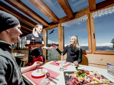 Genuss im Berghaus Arflina © ANDRI MARGADANT photocab.ch