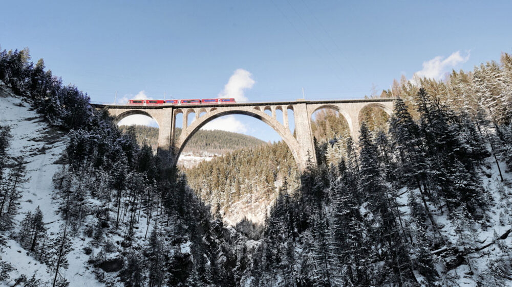 Aussicht auf die Steinbogenbrücke bei Davos