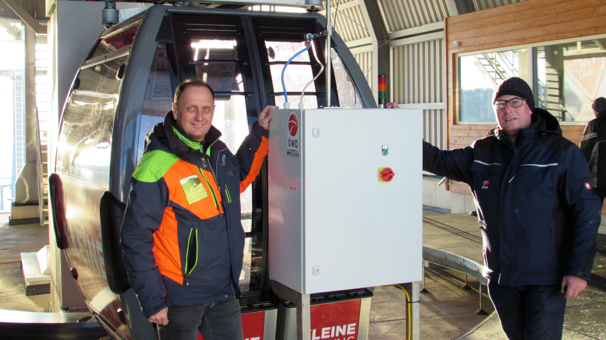 Johann Kleinhofer (links) und Markus Grundner (rechts) mit dem neuen Desinfektionssystem für Seilbah