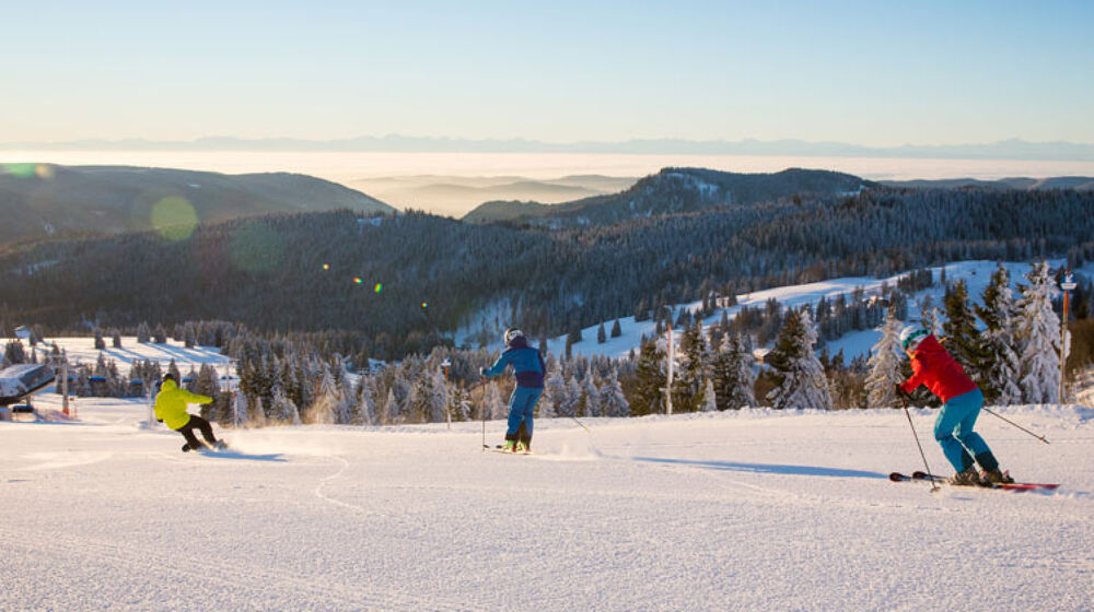 Skifahrer auf den Pisten am Feldberg