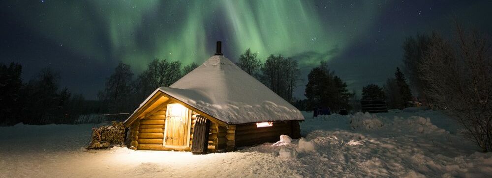 Nordlichter über einem Kota Iglu in Rovaniemi in Lapland