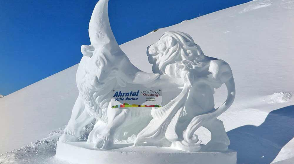 Eisskulptur am Klausberg zum Thema "Welt der Tiere"