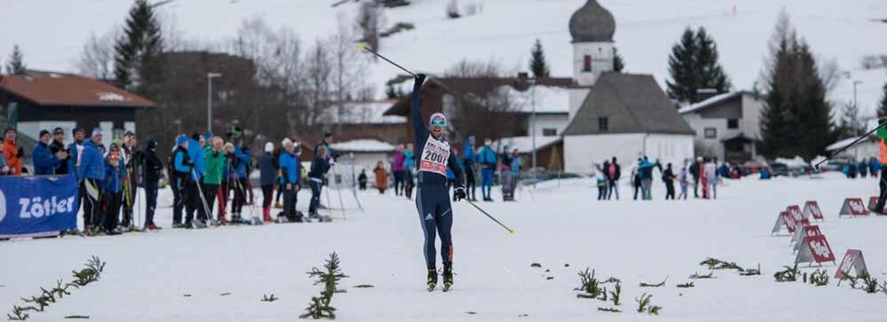 Läufer beim Zieleinlauf Ski Trail Tannheimer Tal 