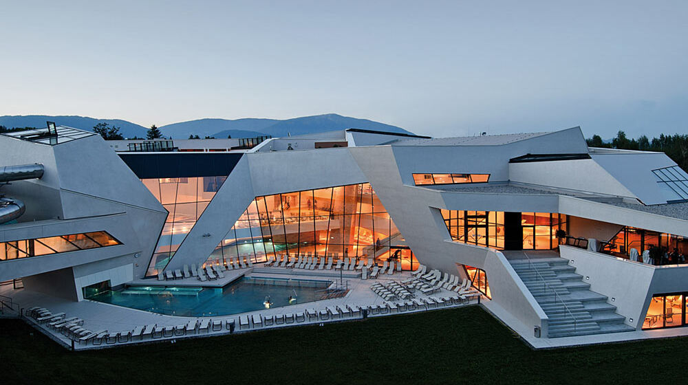 Blick auf die Kärnten Therme bei Nacht