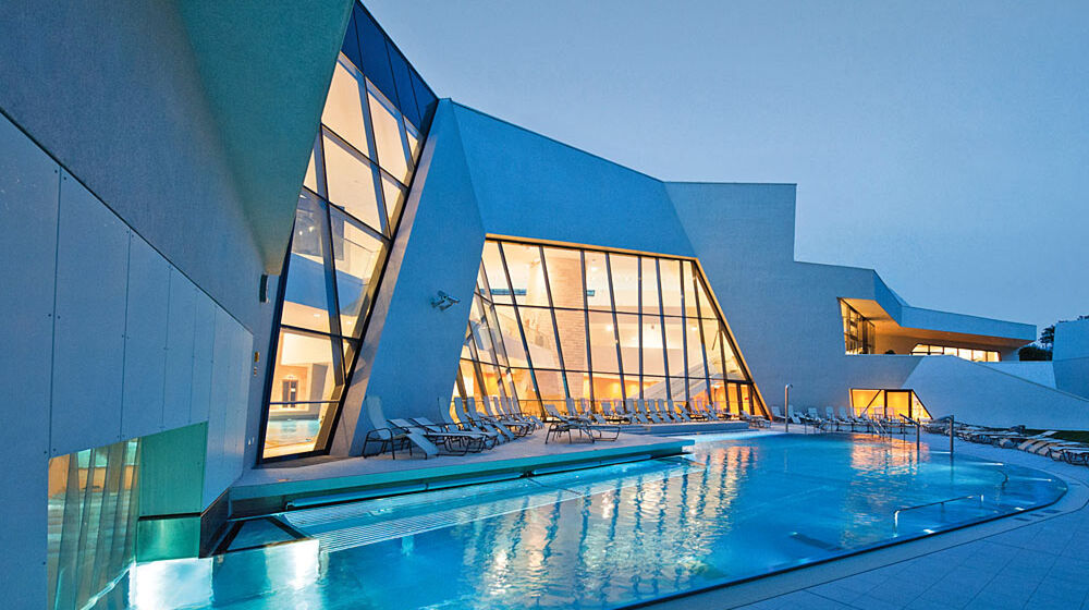 Außenansicht der Kärnten Therme in Villach mit Außenbecken