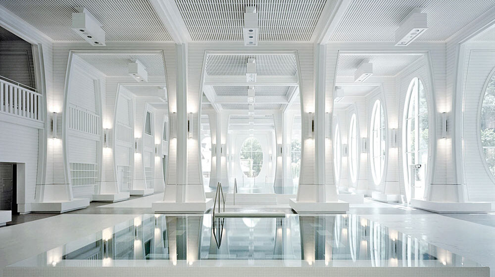 Säulen-Architektur der Tamina Therme