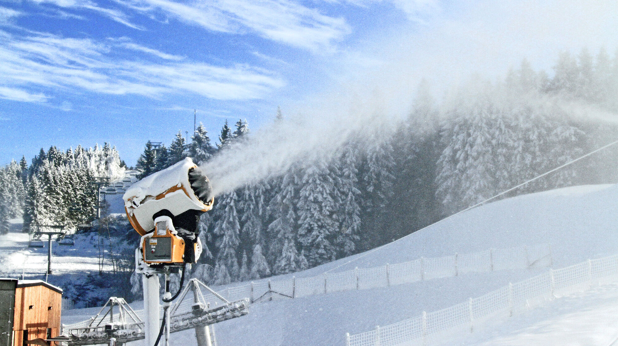 Schneeerzeuger im Skiliftkarussell Winterberg
