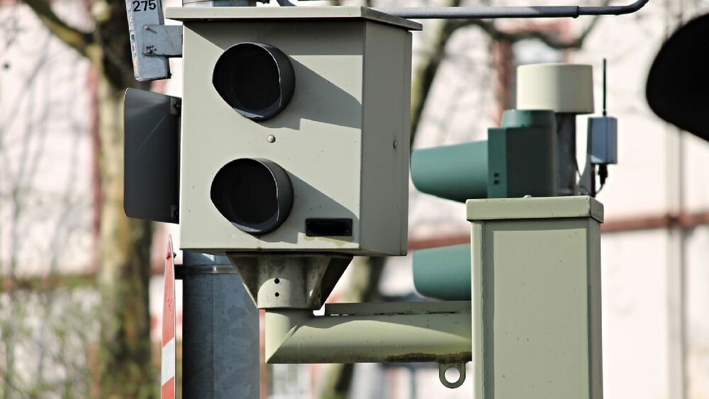 Radarfallen überprüfen weltweit die Einhaltung der vorgeschriebenen Höchstgeschwindigkeiten.   