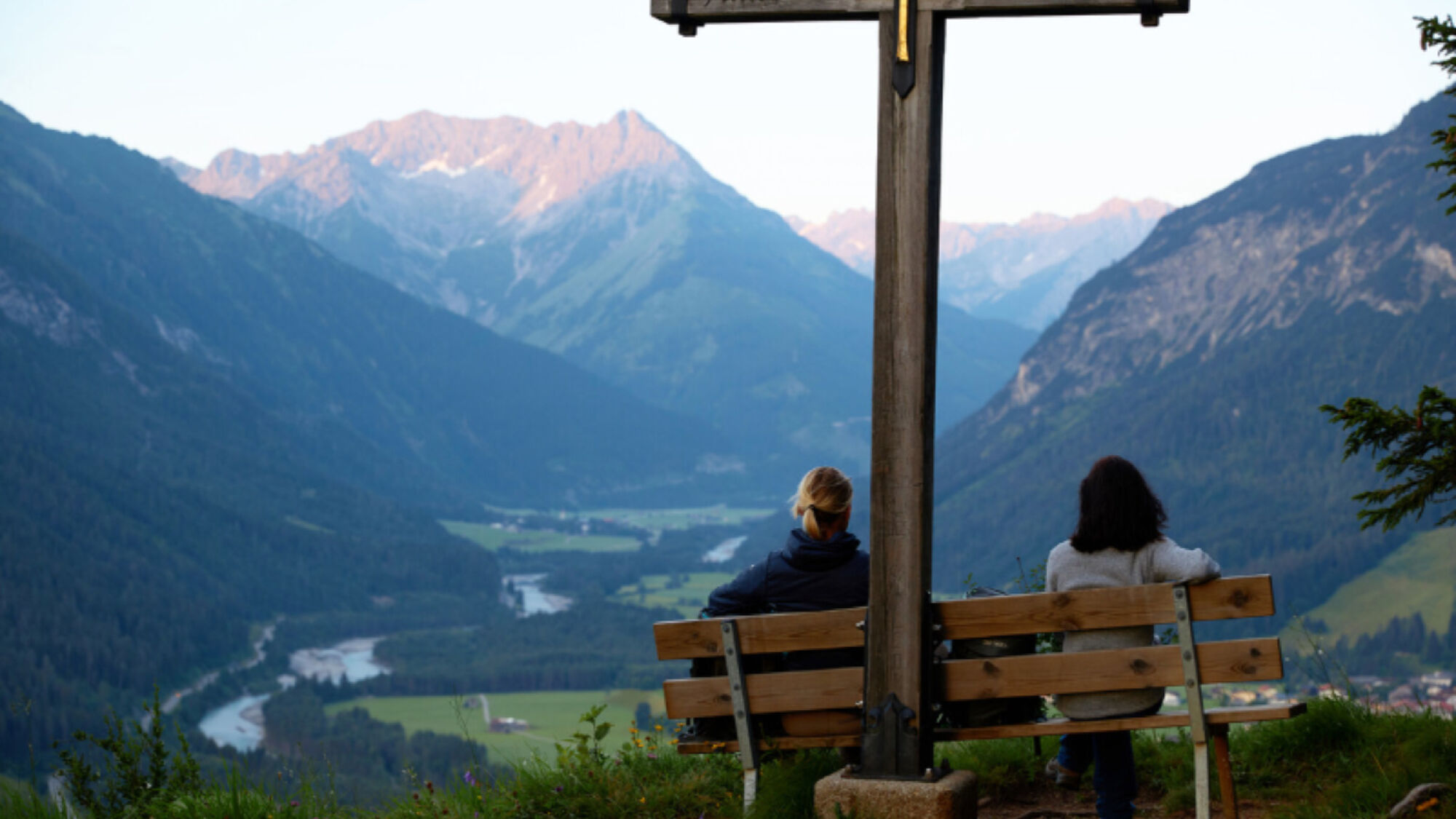 Weg vom Massentourismus bei einer Brotzeit den grandiosen Ausblick genießen