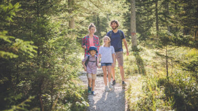 Gemeinsame Familienzeit im Wald