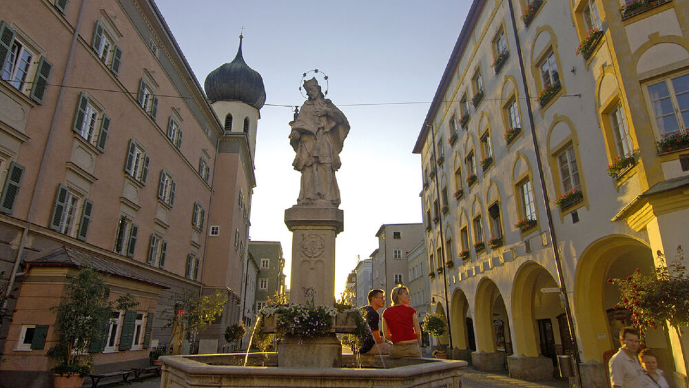 Der Nepomukbrunnen in der Altstadt in Rosenheim