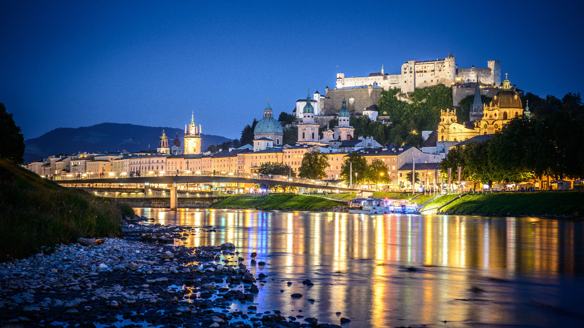 Salzach mit Salzburger Altstadt und Festung Hohensalzburg bei Nacht