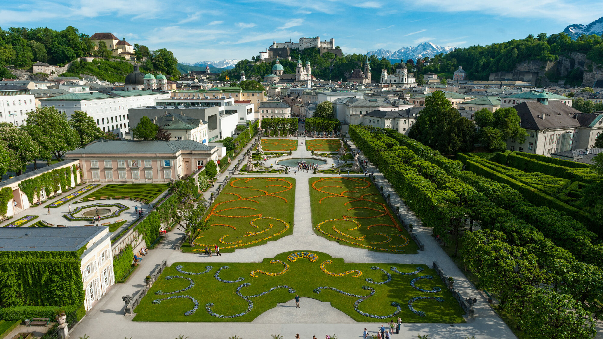 Mirabellgarten in Salzburg mit Blick auf die Festung Hohensalzburg