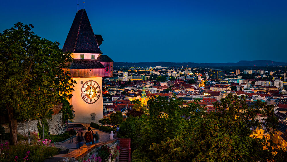 Blick auf den Uhrturm und die Stadt