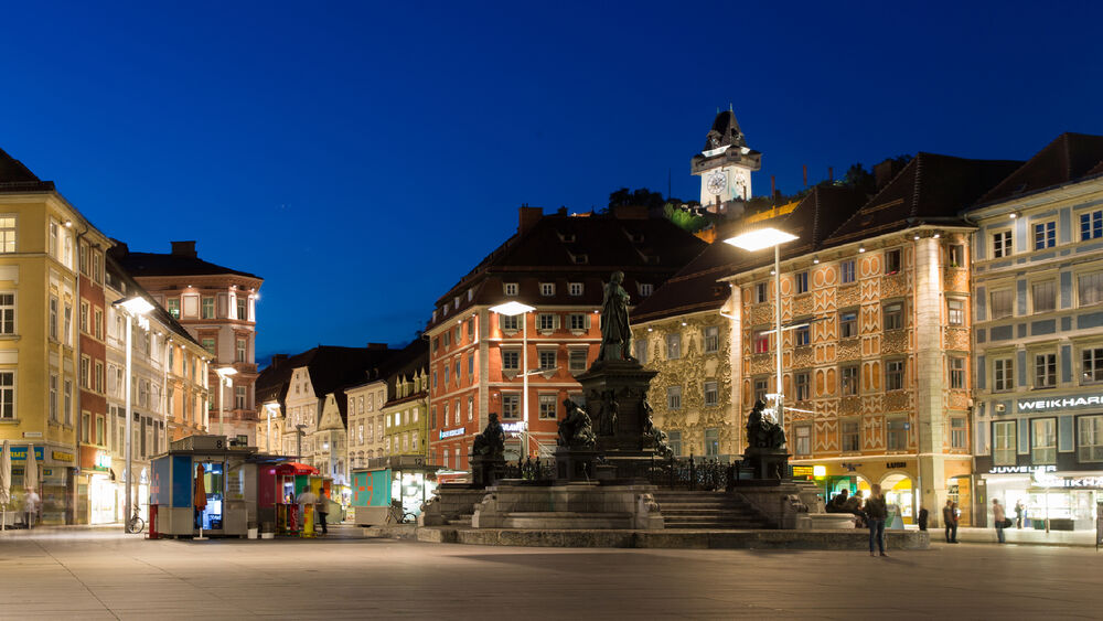 Der beleuchtete Hauptplatz in Graz