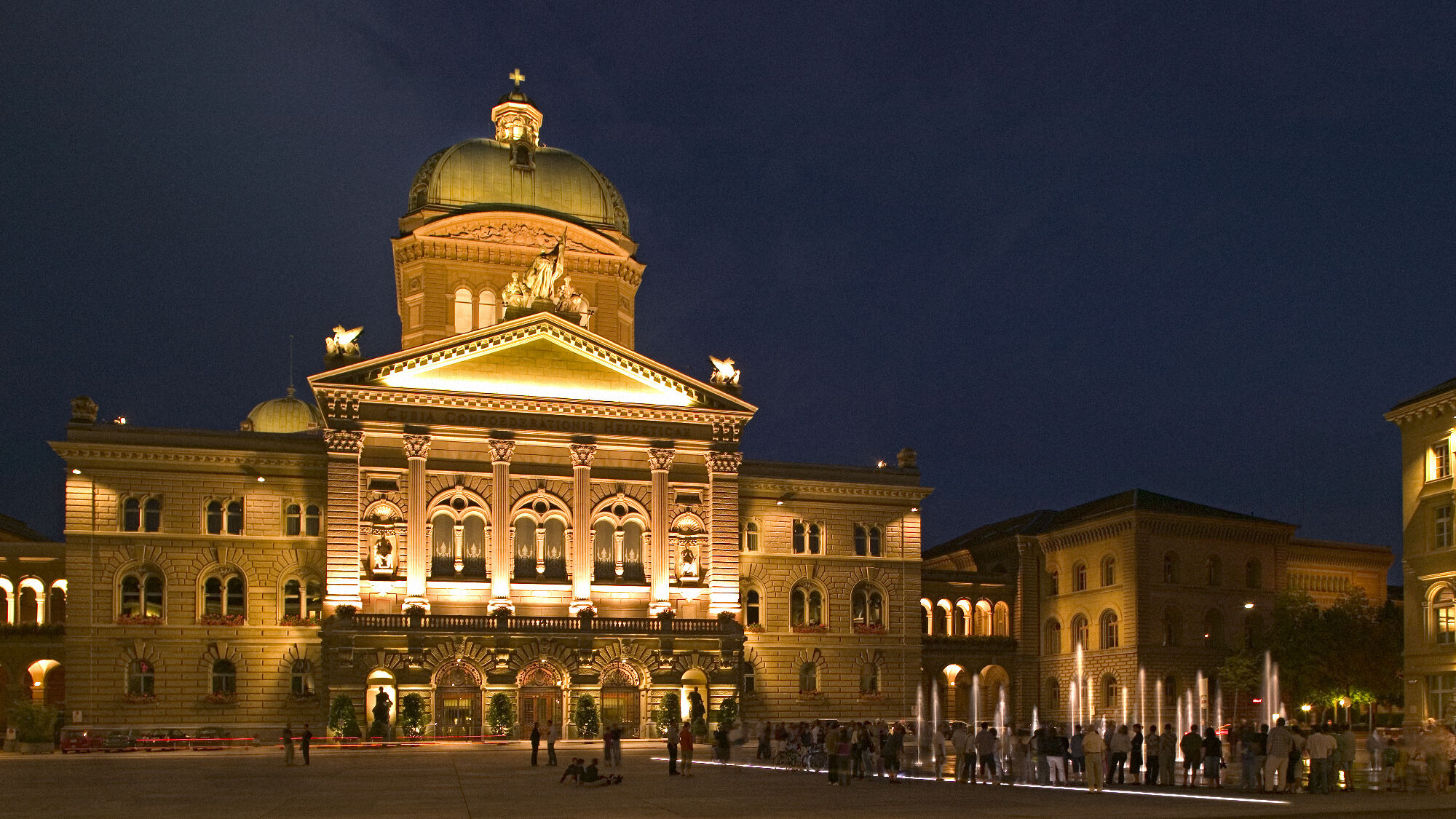 Blick aus das Bundeshaus in Bern bei Nacht
