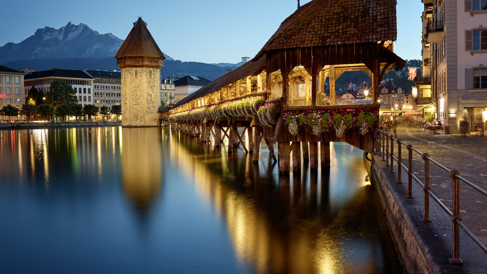 Kapellbrücke und Wasserturm in Luzern bei Nacht