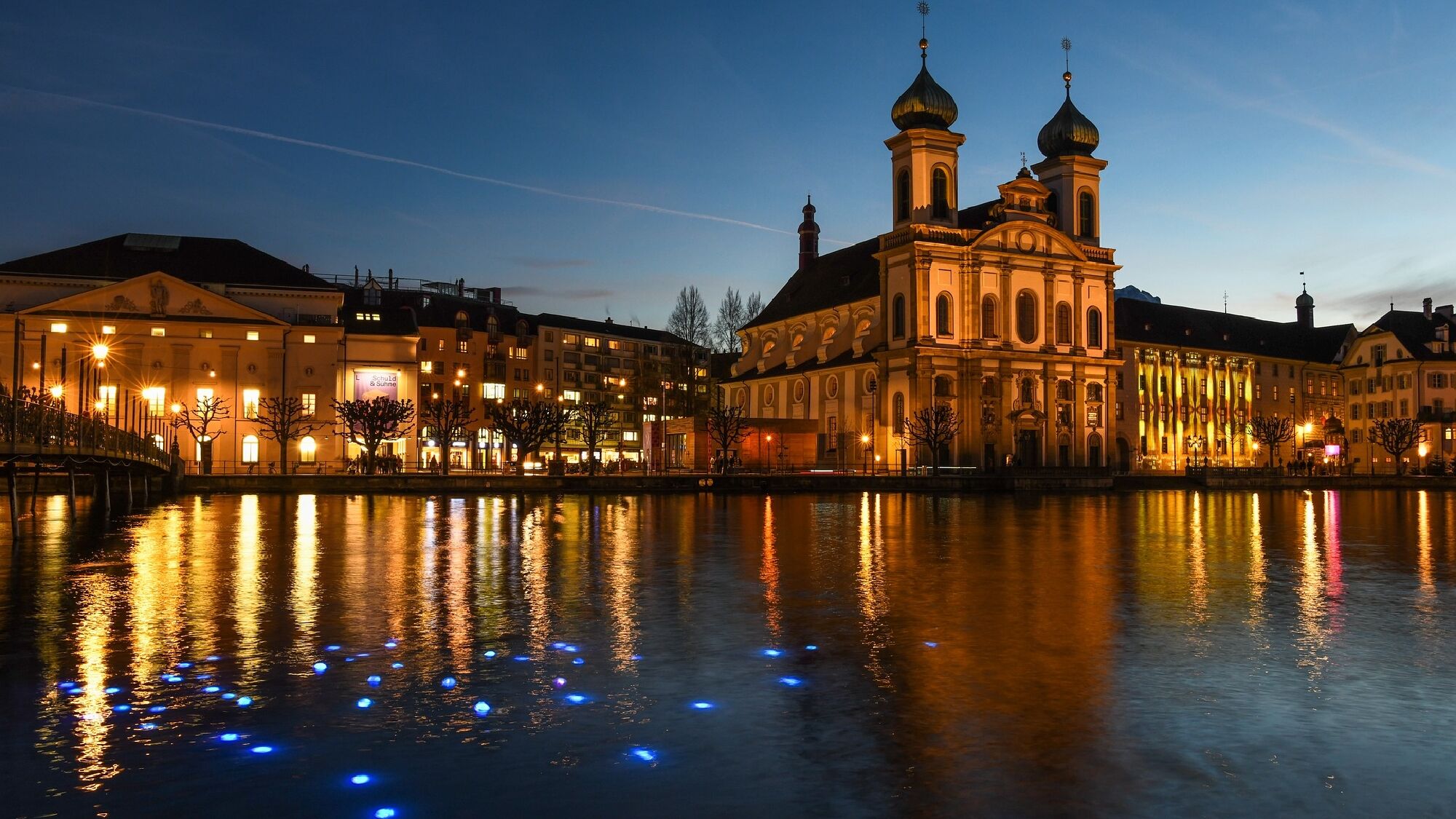 Die Jesuitenkirche in Luzern bei Nacht