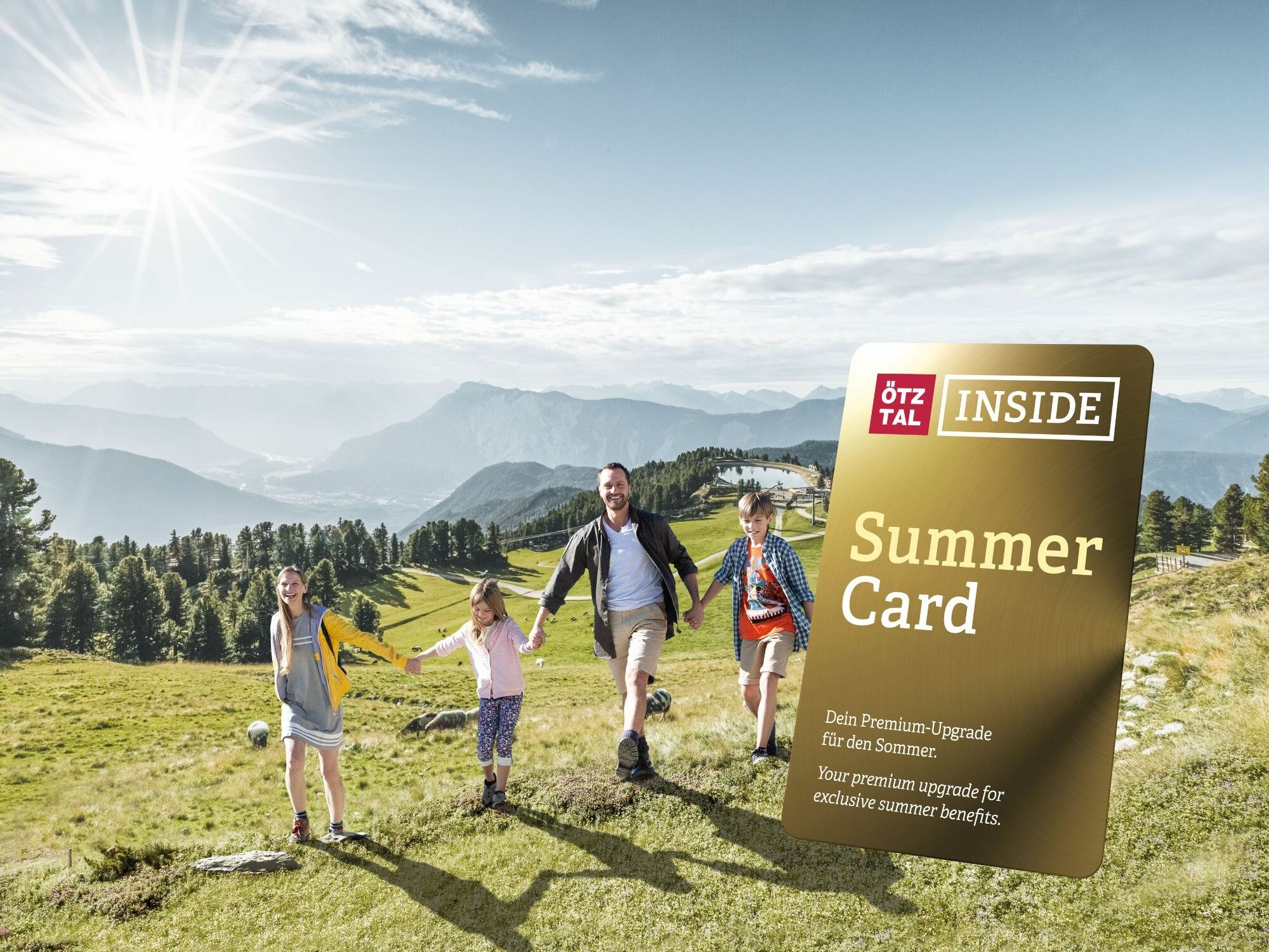 Ötztal Inside Summercard mit einer Familie im Hinterdrund