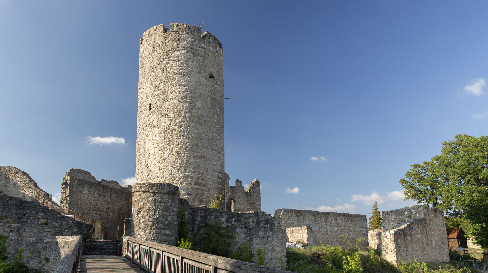 Burgruine Wolfstein auf dem Wanderweg Zeugenbergrunde
