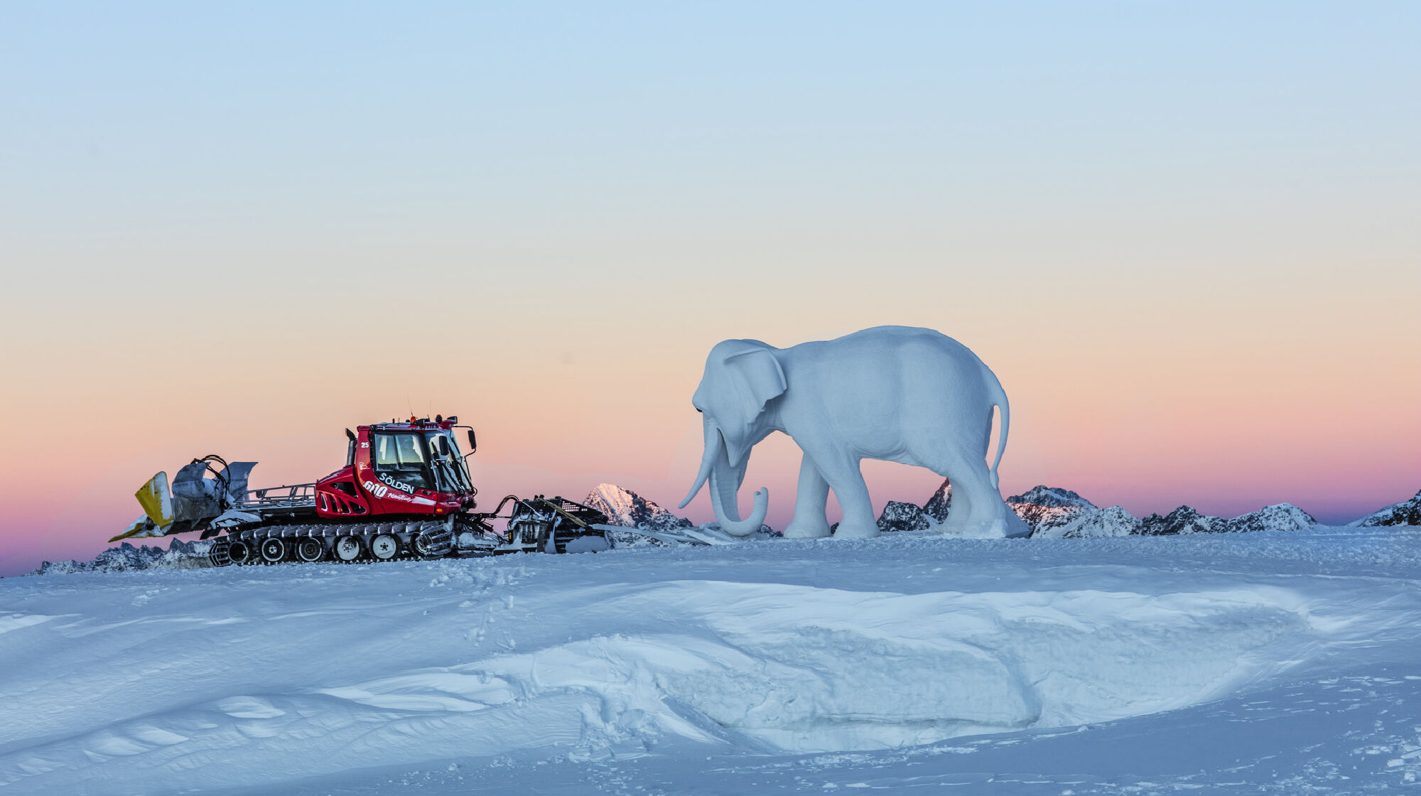 Elefant und Pistenbully spielen wichtige Rollen beim Gletscherschauspiel
