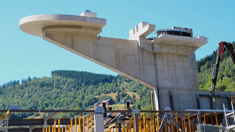 Wo Skigebiete betrieben werden, entstehen regelmäßig neue Liftstationen und Baustellen belasten die 