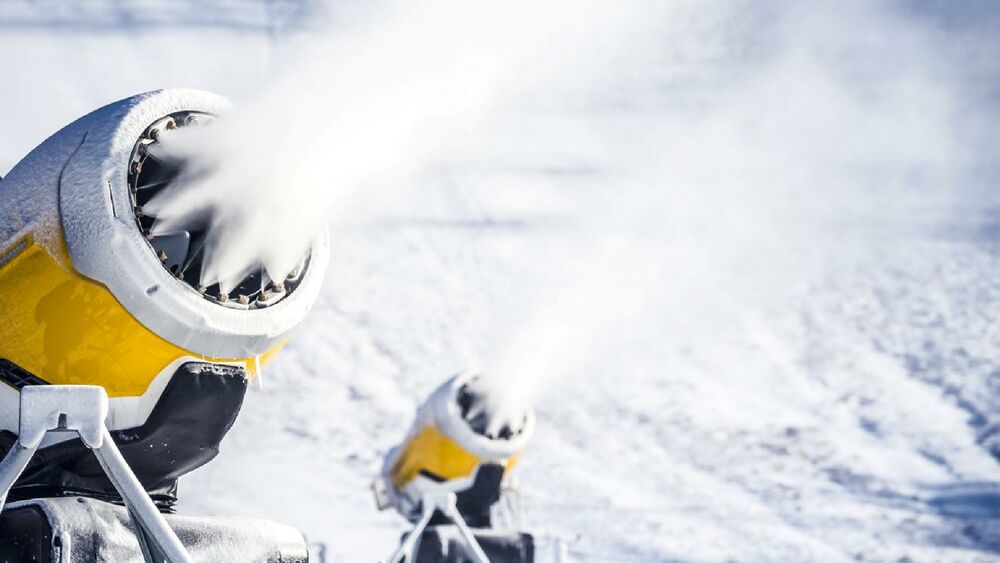 Schneeerzeuger: Groß, laut und eine Belastung für die Natur. 