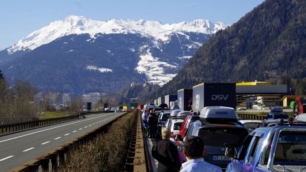 Stau auf dem Weg ins Skigebiet