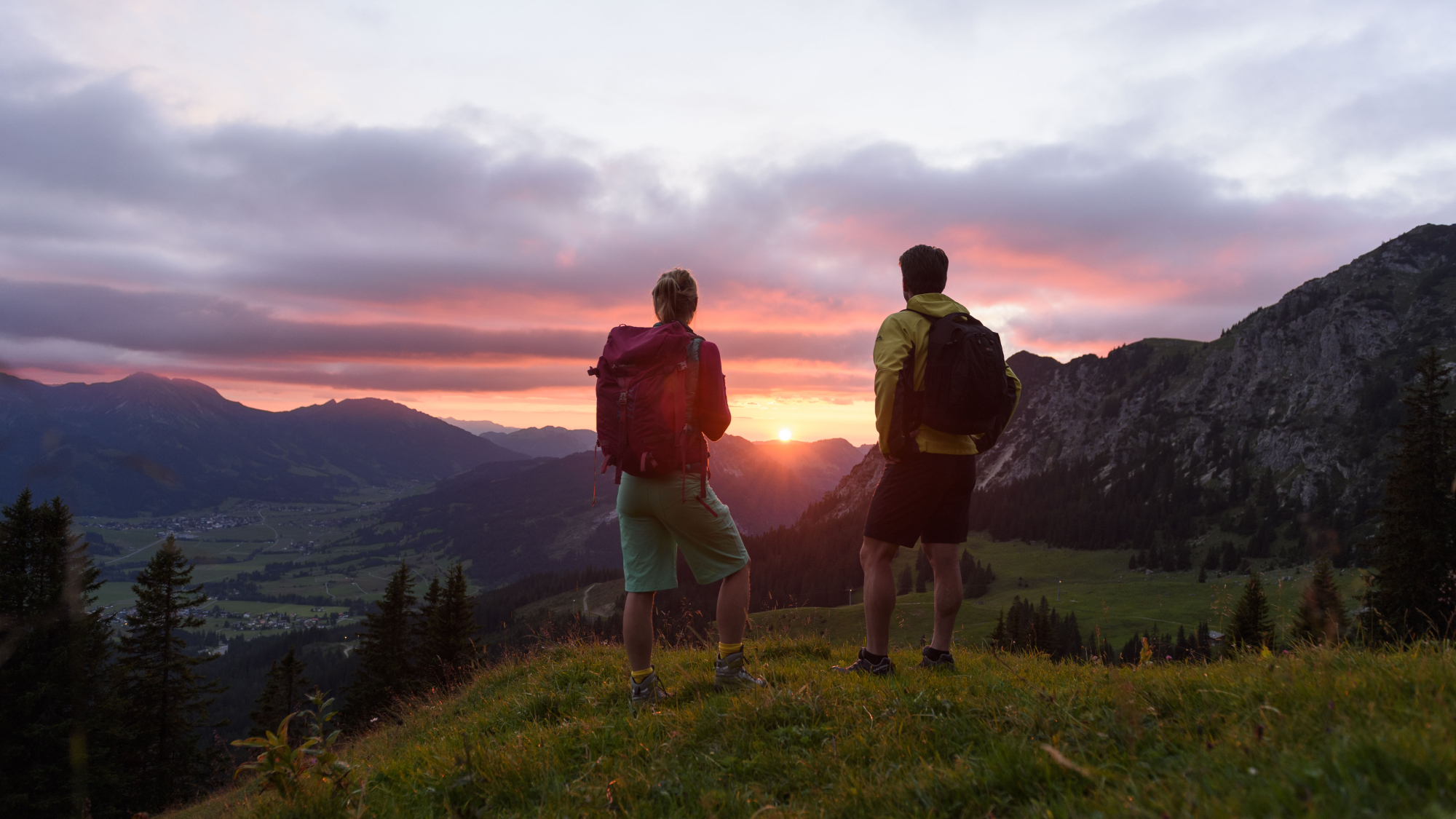 Wanderer im herbstlichen Tannheimer Tal
