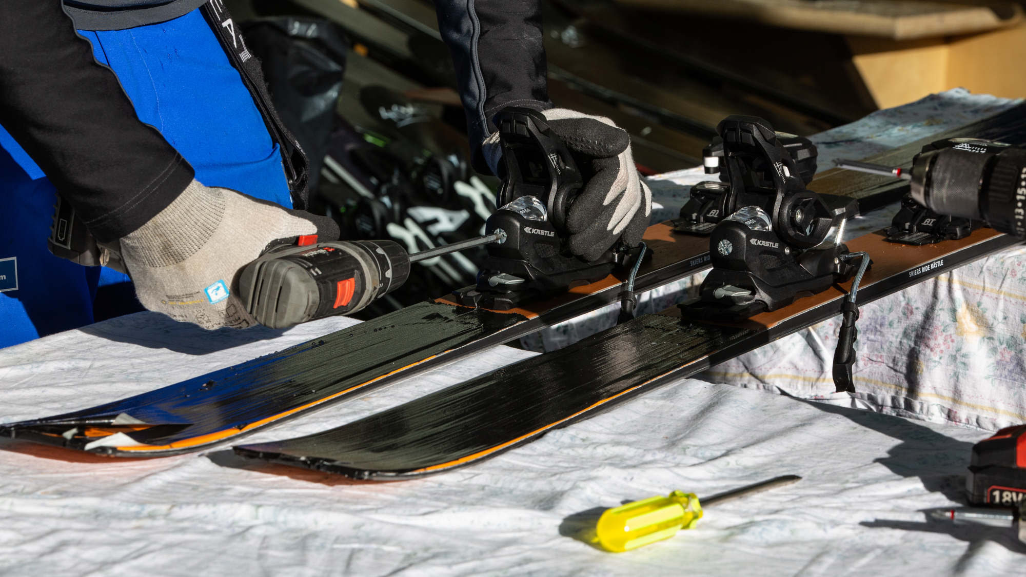 Beim WorldSkiTest werden die Ski abgeklebt und somit blind getestet