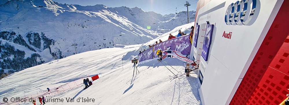 Rennskifahrer im Starthaus beim Weltcup in Val d'Isère