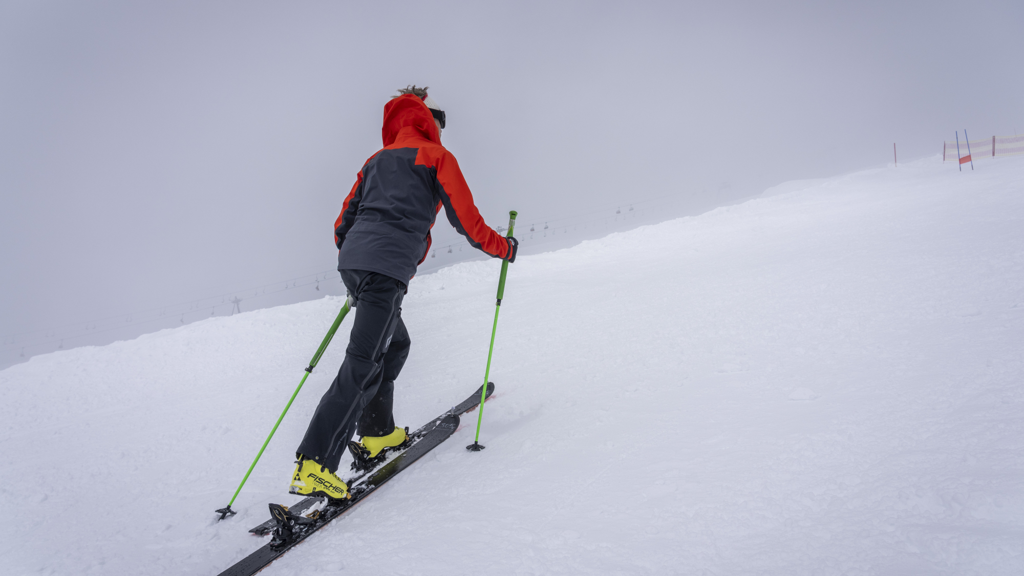 Aufstieg in den Nebel beim WorldSkitest Tourenskitest 2021
