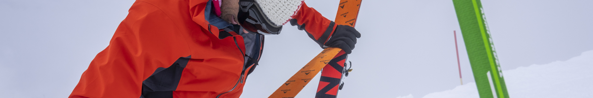 Ein Tester zieht beim Tourenskitest das Fell auf