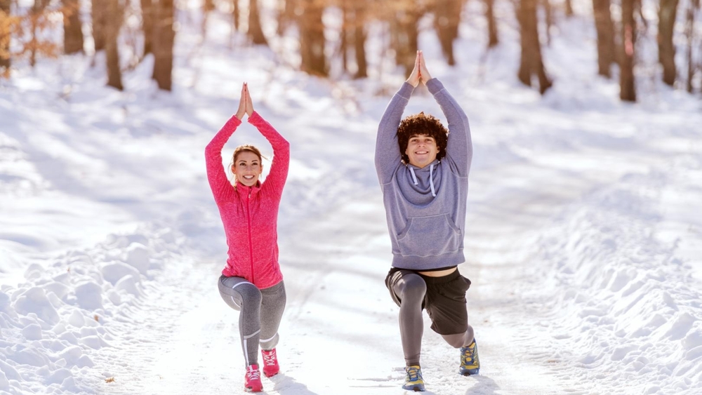 Sportler beim Ausdauer- und Muskeltraining im Schnee