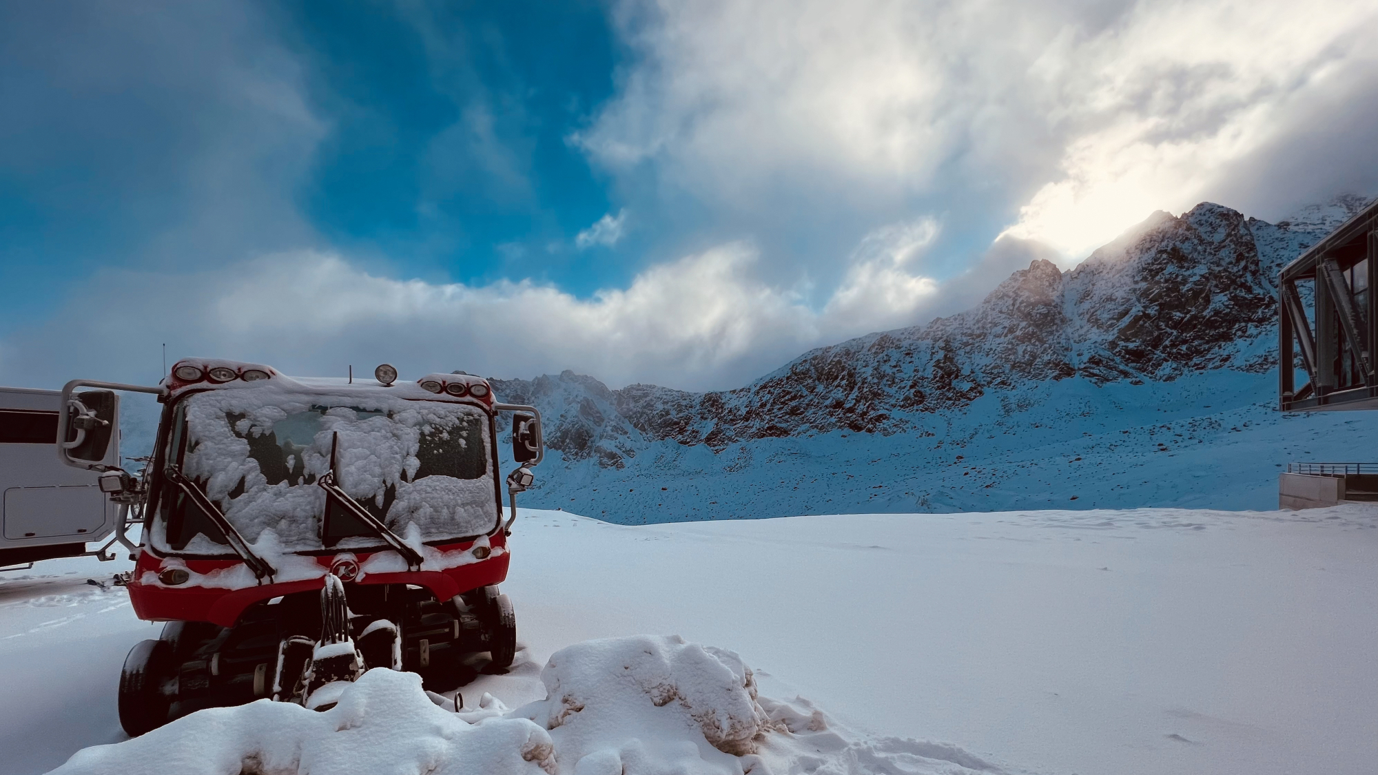 Winterliche Bedingungen auf dem Gletscherparkplatz am Kaunertaler Gletscher