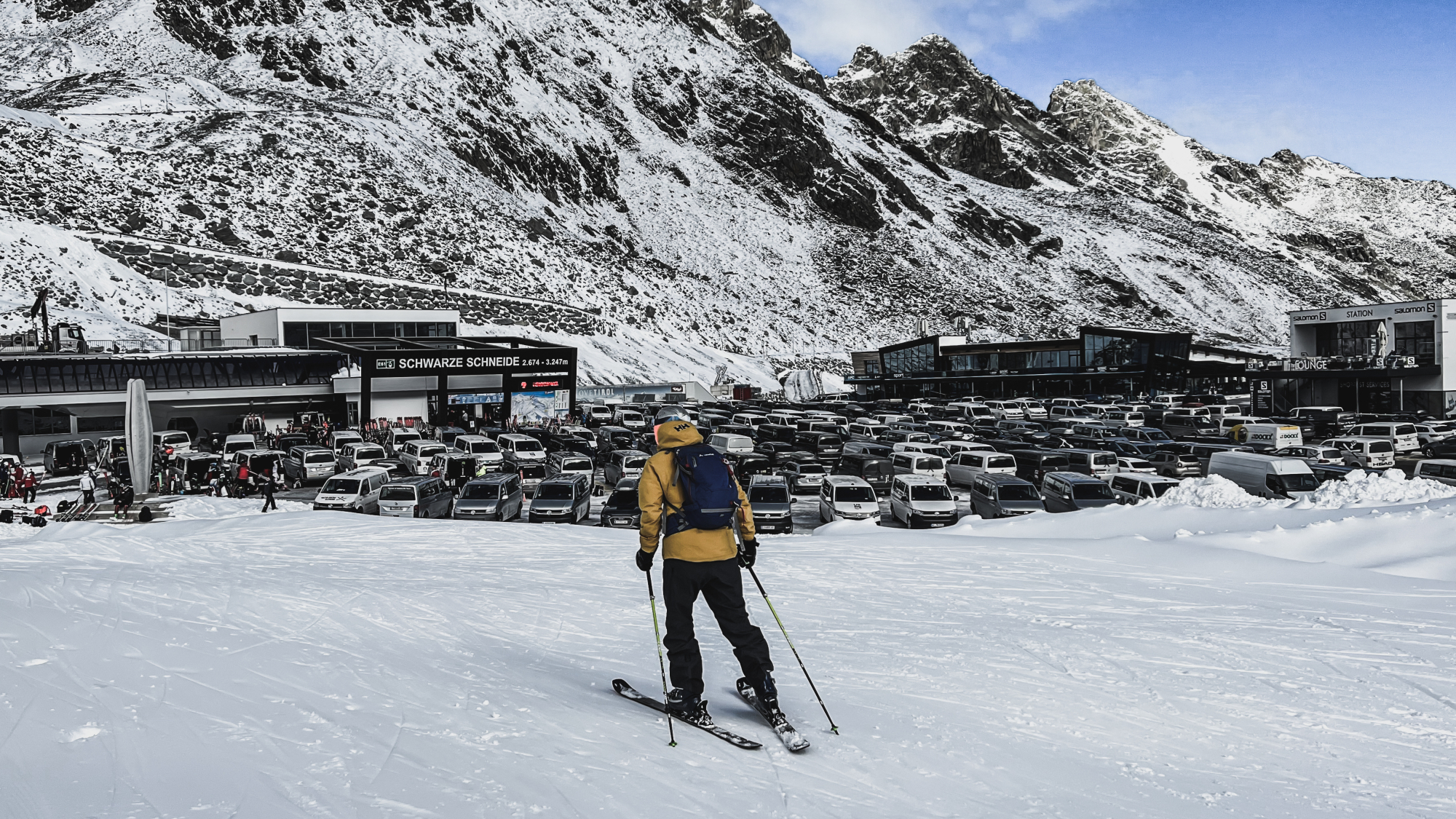 Im Herbst ist der Parkplatz am Rettenbachgletscher zu 90% von Skiteam-Bussen belegt
