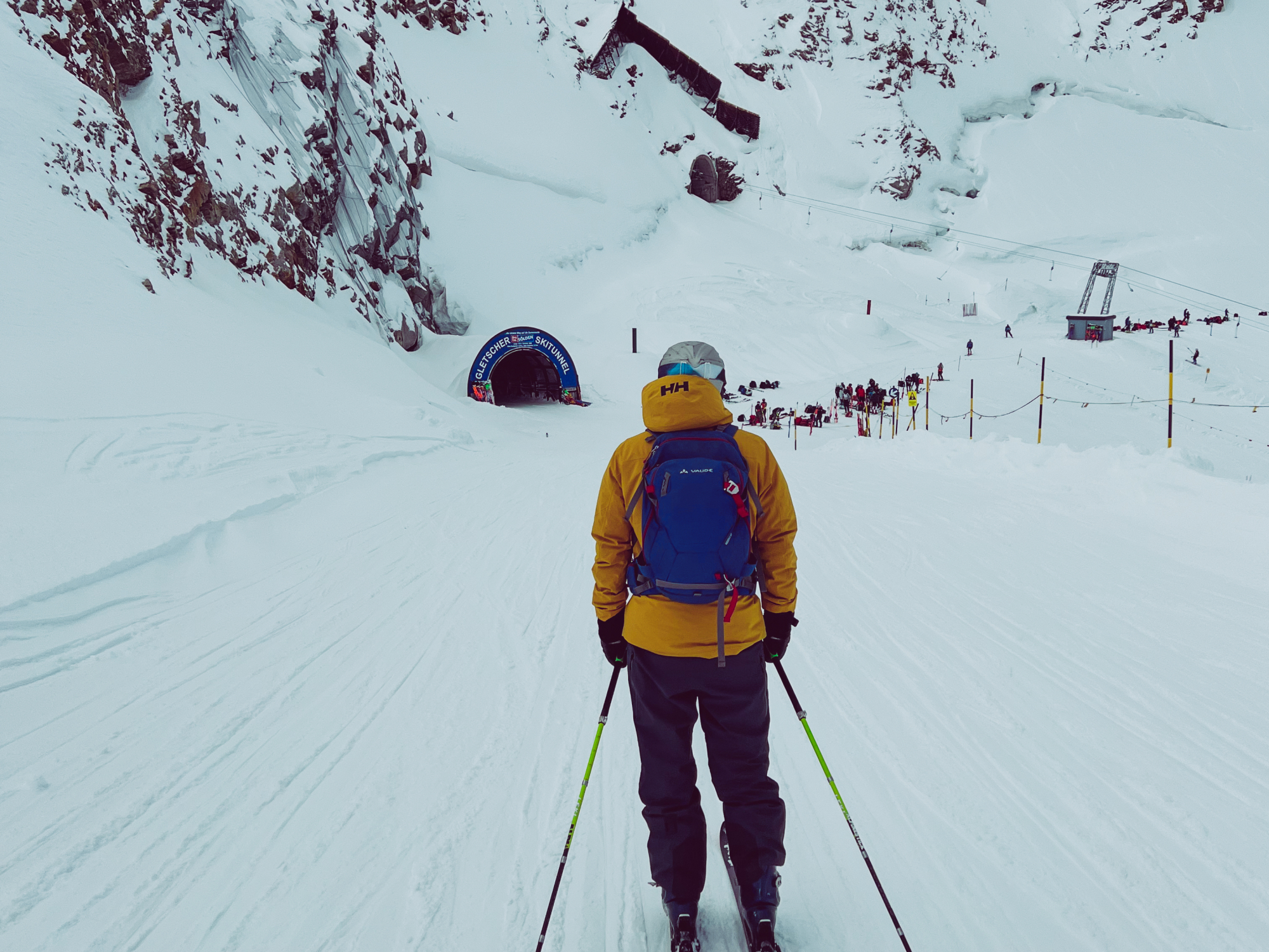 Auf dem Weg zum berühmten Tunnel, der den Skifahrer hinüber zum Tiefenbachgletscher bringt