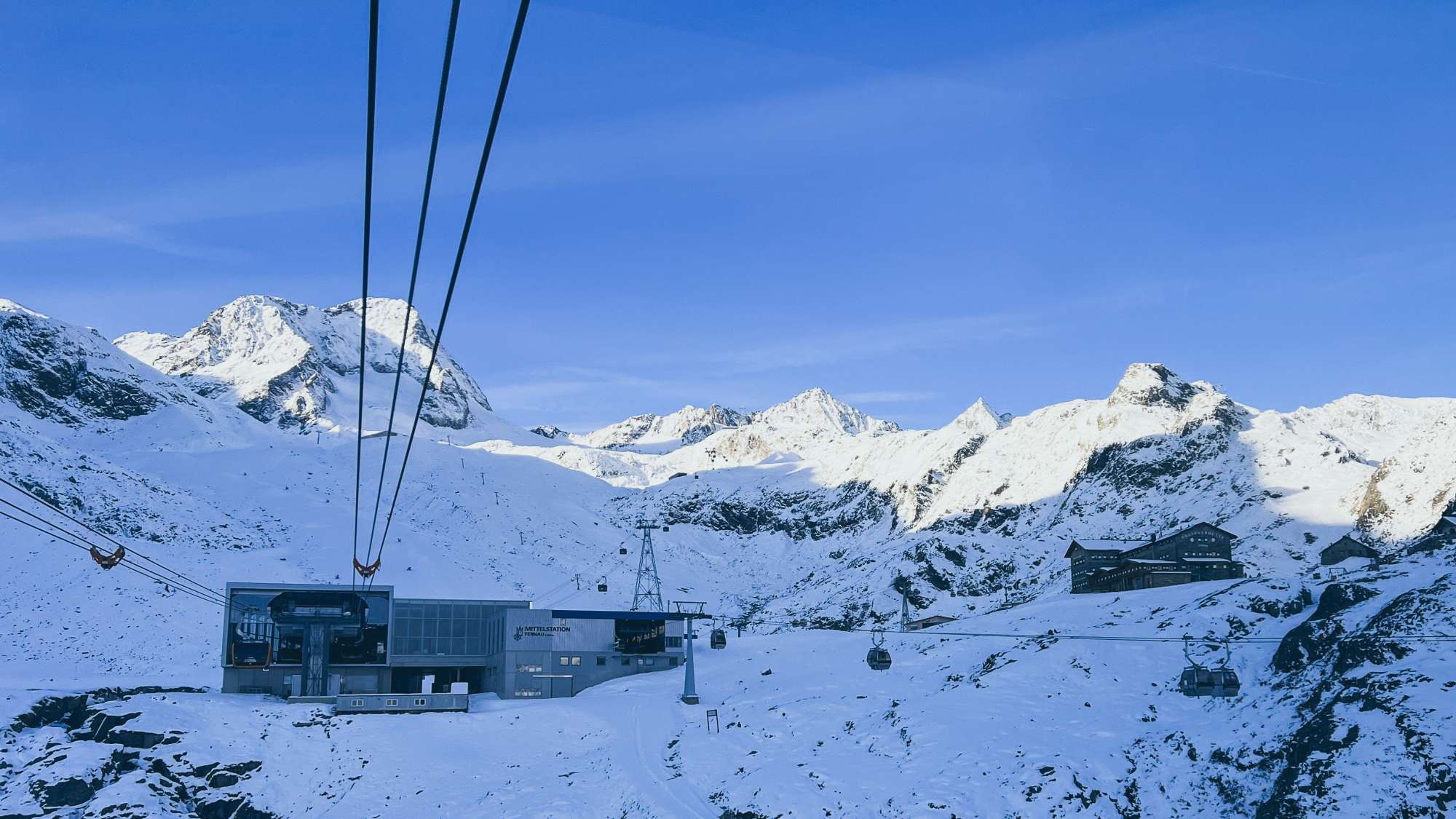 Blick auf die Mittelstation Fernau am Stubaier Gletscher