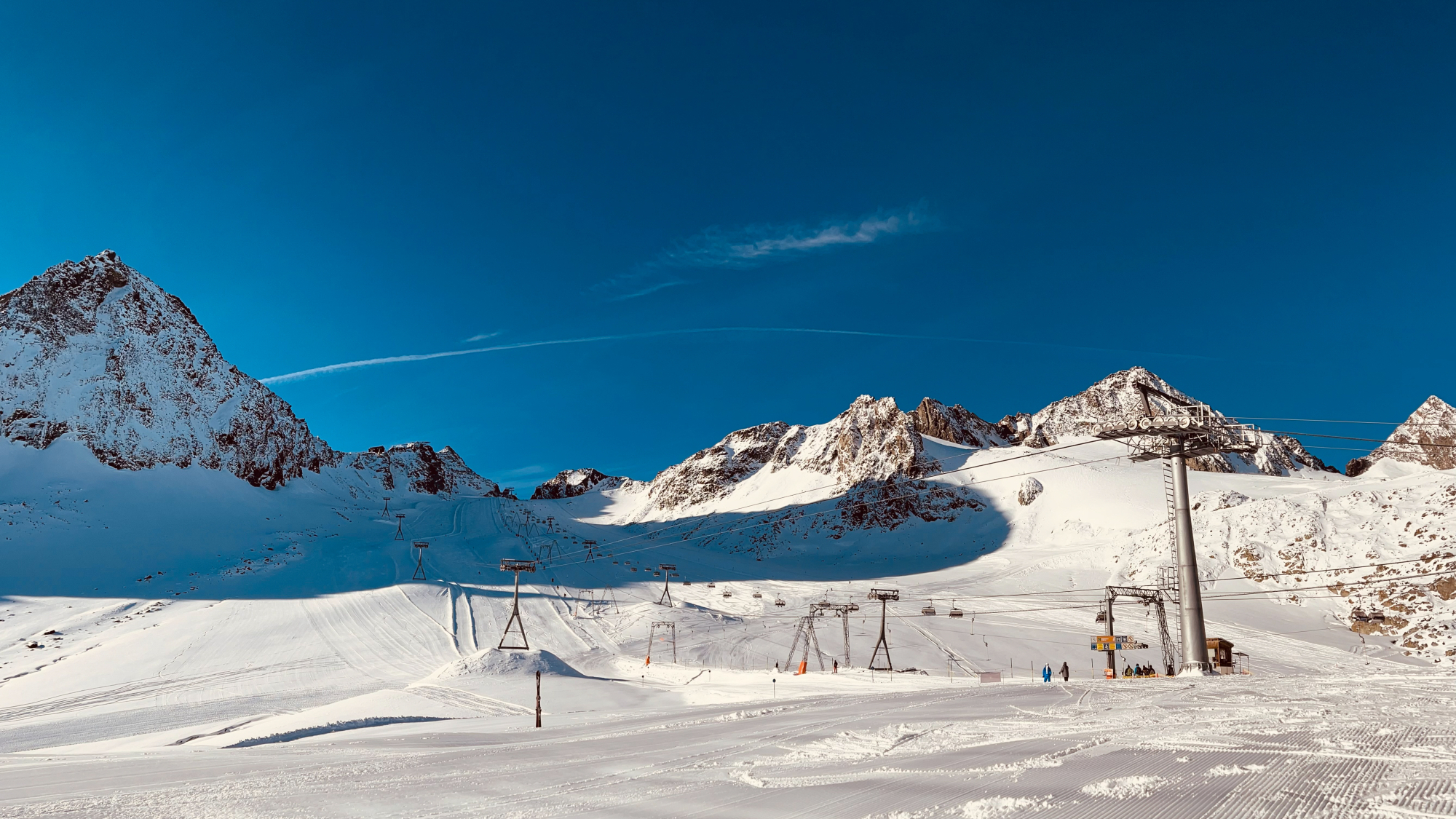 Morgendlicher Blick auf die Pisten am Stubaier Gletscher