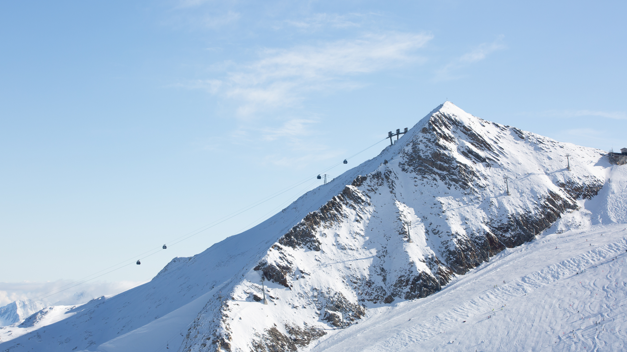 Blick auf Gefrorene Wand mit Gletscherbus 3 und 2er-Sessellift